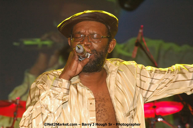 Beres Hammond - Red Stripe Reggae Sumfest 2007 - Zenith - Saturday, July 21, 2007 - Catherine Hall, Montego Bay, St James, Jamaica W.I. - Negril Travel Guide, Negril Jamaica WI - http://www.negriltravelguide.com - info@negriltravelguide.com...!