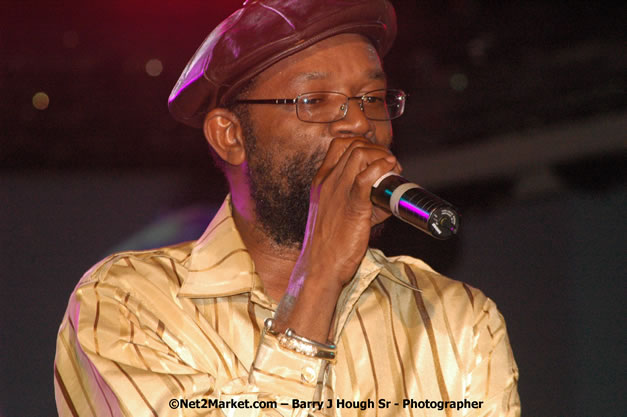 Beres Hammond - Red Stripe Reggae Sumfest 2007 - Zenith - Saturday, July 21, 2007 - Catherine Hall, Montego Bay, St James, Jamaica W.I. - Negril Travel Guide, Negril Jamaica WI - http://www.negriltravelguide.com - info@negriltravelguide.com...!