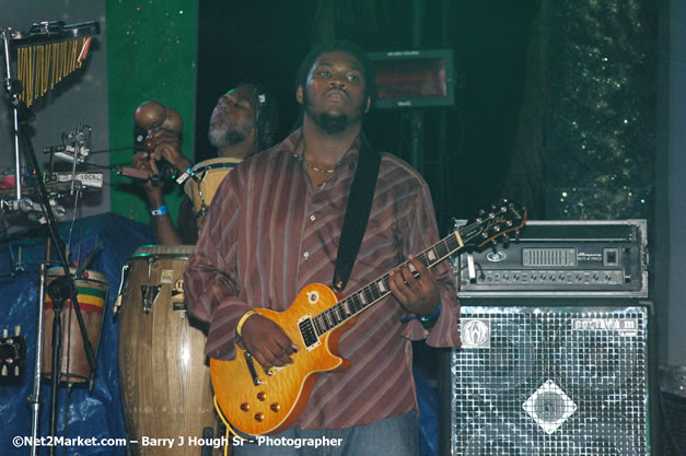 Dwayne Stephenson - Red Stripe Reggae Sumfest 2007 - Zenith - Saturday, July 21, 2007 - Catherine Hall, Montego Bay, St James, Jamaica W.I. - Negril Travel Guide, Negril Jamaica WI - http://www.negriltravelguide.com - info@negriltravelguide.com...!