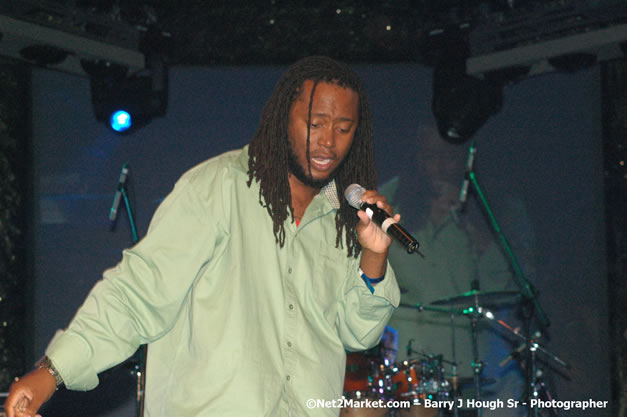 Dwayne Stephenson - Red Stripe Reggae Sumfest 2007 - Zenith - Saturday, July 21, 2007 - Catherine Hall, Montego Bay, St James, Jamaica W.I. - Negril Travel Guide, Negril Jamaica WI - http://www.negriltravelguide.com - info@negriltravelguide.com...!