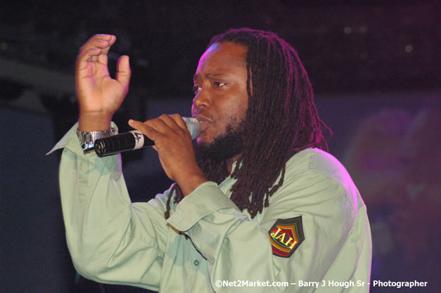 Dwayne Stephenson - Red Stripe Reggae Sumfest 2007 - Zenith - Saturday, July 21, 2007 - Catherine Hall, Montego Bay, St James, Jamaica W.I. - Negril Travel Guide, Negril Jamaica WI - http://www.negriltravelguide.com - info@negriltravelguide.com...!