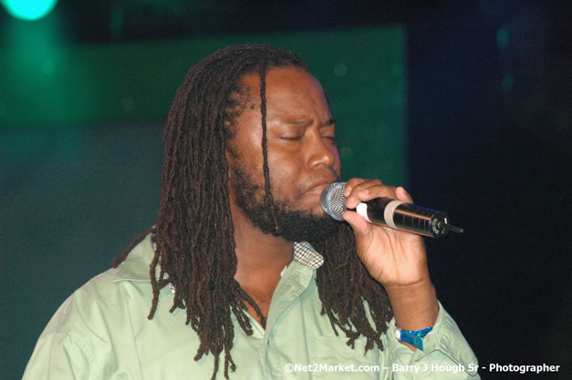 Dwayne Stephenson - Red Stripe Reggae Sumfest 2007 - Zenith - Saturday, July 21, 2007 - Catherine Hall, Montego Bay, St James, Jamaica W.I. - Negril Travel Guide, Negril Jamaica WI - http://www.negriltravelguide.com - info@negriltravelguide.com...!