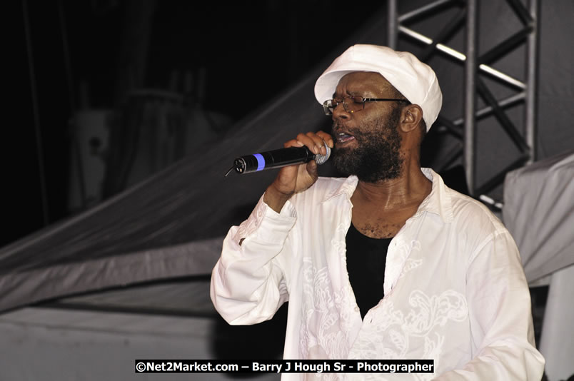 Beres Hammond @ Red Stripe Reggae Sumfest 2008 International Night 2, Catherine Hall, Montego Bay - Saturday, July 19, 2008 - Reggae Sumfest 2008 July 13 - July 19, 2008 - Photographs by Net2Market.com - Barry J. Hough Sr. Photojournalist/Photograper - Photographs taken with a Nikon D300 - Negril Travel Guide, Negril Jamaica WI - http://www.negriltravelguide.com - info@negriltravelguide.com...!