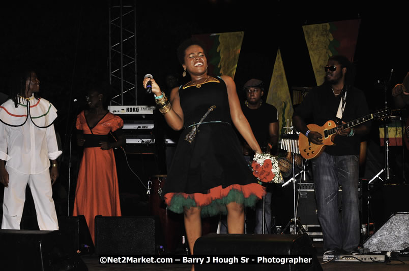 Etana @ Red Stripe Reggae Sumfest 2008 International Night 2, Catherine Hall, Montego Bay - Saturday, July 19, 2008 - Reggae Sumfest 2008 July 13 - July 19, 2008 - Photographs by Net2Market.com - Barry J. Hough Sr. Photojournalist/Photograper - Photographs taken with a Nikon D300 - Negril Travel Guide, Negril Jamaica WI - http://www.negriltravelguide.com - info@negriltravelguide.com...!