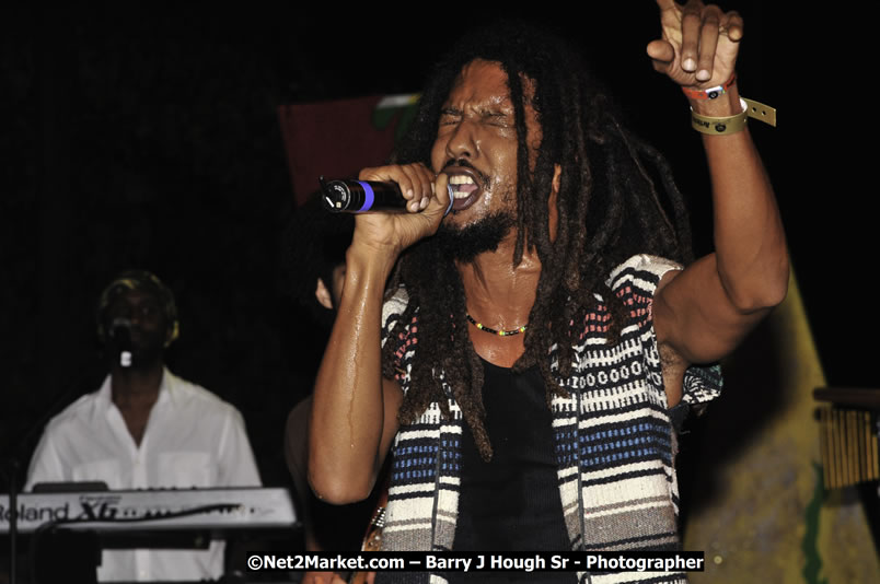 Rootz Underground @ Red Stripe Reggae Sumfest 2008 International Night 2, Catherine Hall, Montego Bay - Saturday, July 19, 2008 - Reggae Sumfest 2008 July 13 - July 19, 2008 - Photographs by Net2Market.com - Barry J. Hough Sr. Photojournalist/Photograper - Photographs taken with a Nikon D300 - Negril Travel Guide, Negril Jamaica WI - http://www.negriltravelguide.com - info@negriltravelguide.com...!