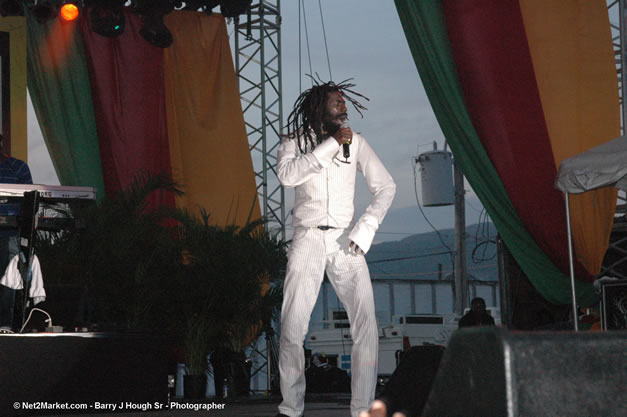 Buju Banton - Red Stripe Reggae Sumfest 2006 - The Summit - Jamaica's Greatest, The World's Best - Saturday, July 22, 2006 - Montego Bay, Jamaica - Negril Travel Guide, Negril Jamaica WI - http://www.negriltravelguide.com - info@negriltravelguide.com...!