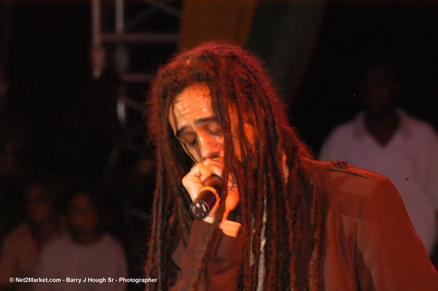 Damian Marley - Red Stripe Reggae Sumfest 2006 - The Summit - Jamaica's Greatest, The World's Best - Saturday, July 22, 2006 - Montego Bay, Jamaica - Negril Travel Guide, Negril Jamaica WI - http://www.negriltravelguide.com - info@negriltravelguide.com...!