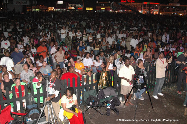 Venue - Audience at Red Stripe Reggae Sumfest 2006 - The Summit - Jamaica's Greatest, The World's Best - Saturday, July 22, 2006 - Montego Bay, Jamaica - Negril Travel Guide, Negril Jamaica WI - http://www.negriltravelguide.com - info@negriltravelguide.com...!